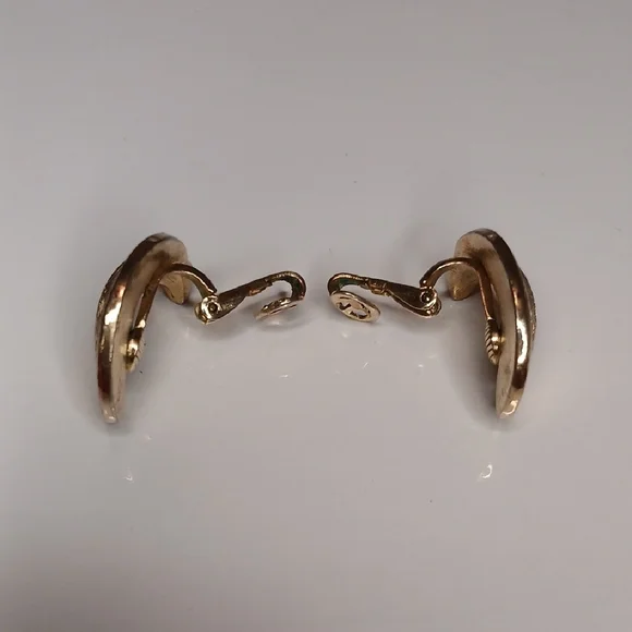 Vintage Signed Trifari Gold Wave Clip-On Earrings - Picture 4 of 7